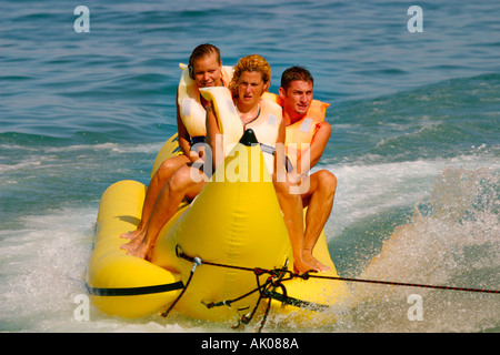 Torremolinos, Costa Del Sol, Spanien.  Bananenboot fahren auf Playamar auch bekannt als Bajondillo Strand Stockfoto
