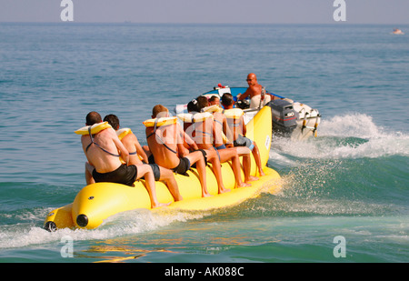 Torremolinos, Costa Del Sol, Spanien.  Bananenboot fahren auf Playamar auch bekannt als Bajondillo Strand Stockfoto