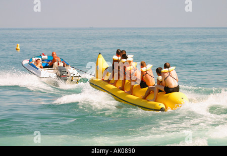 Torremolinos, Costa Del Sol, Spanien.  Bananenboot fahren auf Playamar auch bekannt als Bajondillo Strand Stockfoto