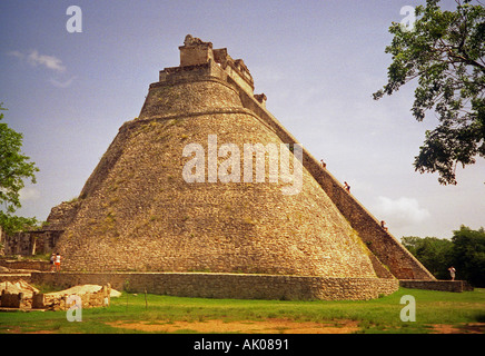 "Aufsteigen in den Himmel 2' Menschen klettern an die Spitze der großen steilen Maya Pyramide Stein Uxmal-Yucatan Mexiko zentrale Lateinamerika Stockfoto