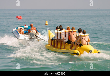 Torremolinos, Costa Del Sol, Spanien.  Bananenboot fahren auf Playamar auch bekannt als Bajondillo Strand Stockfoto