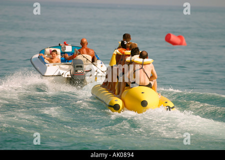 Torremolinos, Costa Del Sol, Spanien.  Bananenboot fahren auf Playamar auch bekannt als Bajondillo Strand Stockfoto