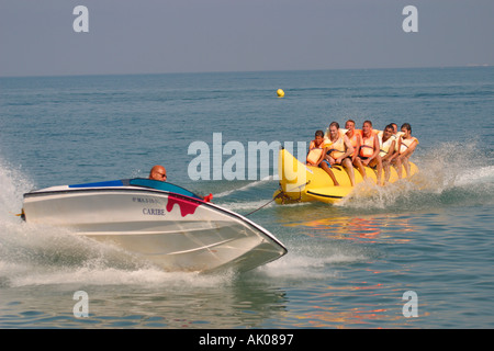 Torremolinos, Costa Del Sol, Spanien.  Bananenboot fahren auf Playamar auch bekannt als Bajondillo Strand Stockfoto