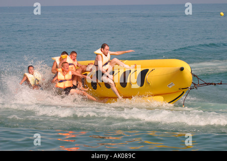 Torremolinos, Costa Del Sol, Spanien.  Bananenboot fahren auf Playamar auch bekannt als Bajondillo Strand Stockfoto