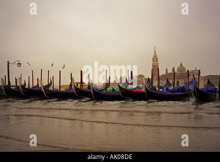 Acqua Alta High tides Gondeln docking San Marco Saint Mark quadratische Venedig Veneto Nordosten Italien Nordeuropa Stockfoto