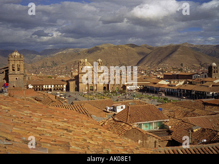 Panoramablick auf Kolonie Stadthaus Kirche Kathedrale dominieren Quadratmeter Dach Fliese Mount Wolke Himmel Cuzco Peru Südamerika Latein Stockfoto