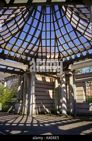 Traditionelle georgische Kolonnade Detail öffnen Holzdach Tiefe Pergola Himmel Hampstead Heath Park London England UK Europe Stockfoto