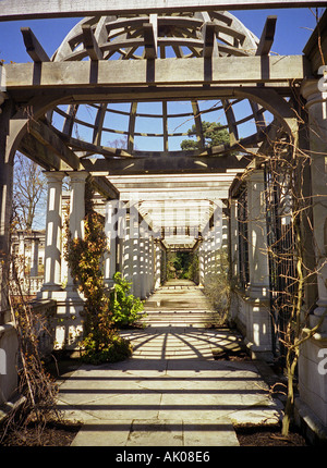 Traditionelle georgische Kolonnade Detail öffnen Holzdach Tiefe Pergola Himmel Hampstead Heath Park London England UK Europe Stockfoto