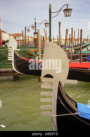 Angedockte Gondeln typische Laterne Glühbirne Linie Form Holzstab Post Kirche Venedig Veneto Nordosten Italien Nordeuropa Stockfoto