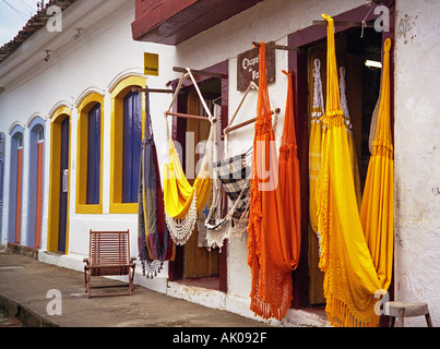 Traditionelle typischen kolonialen Straßenbild Souvenir Shop Display Hängematten Paraty Rio de Janeiro Brasilien Brasil Süden Lateinamerikas Stockfoto