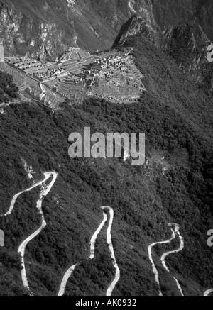 Panoramablick über die verlorene Stadt der Inkas & Huayana Picchu & Weg dorthin Machu Picchu Cuzco Peru Südamerika Latein Stockfoto