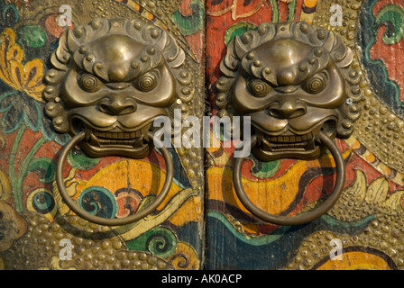 ) Detail eine verzierte alte Holztür und Griffe in einem Beijing Hutong, die Republik China Stockfoto