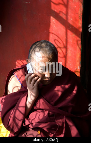 Mönch spricht über sein Mobiltelefon Drepung Kloster Lhasa Tibet autonome Region Volk der Volksrepublik China Stockfoto