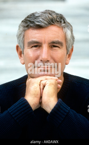 Porträt eines älteren, aber gut aussehend Mann mit grauen Haaren hautnah Stockfoto