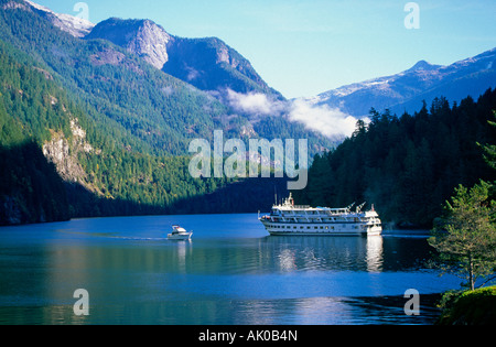 Eine kleine Kreuzfahrt Schiff navigiert den Gewässern der Princess Louisa Inlet die Inside Passage in Britisch-Kolumbien Stockfoto