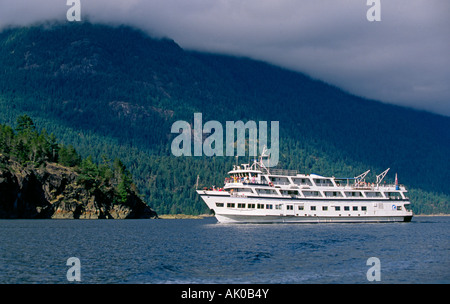 Eine kleine Kreuzfahrtschiff navigiert, die Buchten und geraden der Inside Passage dies in Britisch-Kolumbien ist Stockfoto