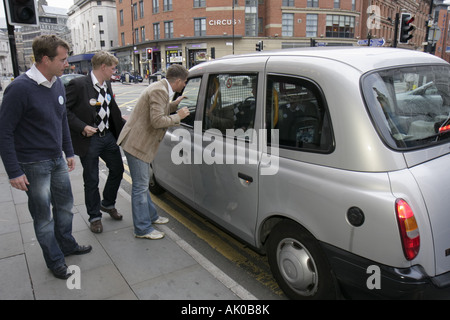 England Vereinigtes Königreich Großbritannien Großbritannien Britisches Englisch, Lancashire, Manchester, Oxford Street, Taxi, Taxis, Taxis, Taxis, Taxis, Männer, Fahrer, Besucher Reisen t Stockfoto