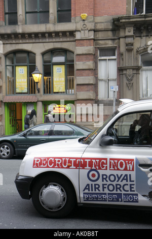 UK England Lancashire, Manchester, Portland Street, Taxi, Taxis, Taxis, Taxis, Taxis, Royal Air Force Recruiting advertisement, ad, UK071006072 Stockfoto