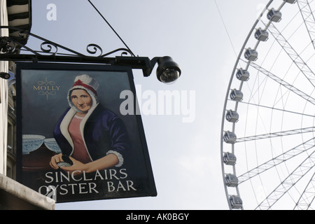 UK England Lancashire, Manchester, Exchange Square, Sinclairs Oyster Bar, Pub, Schild, The Big Wheel, UK071007011 Stockfoto