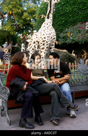 Mexikaner, sitzen auf Bank, reden, Jardin Zenea, Stadt von Santiago de Querétaro, Staat Querétaro, Mexiko Stockfoto