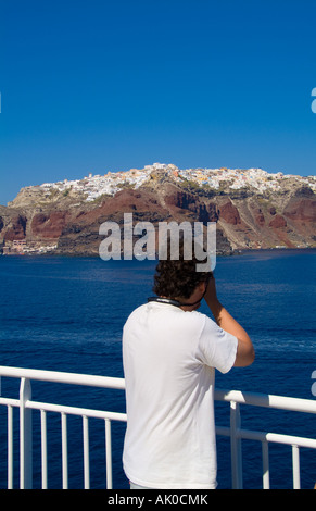 Santorini Griechenland und die schönen weißen Gebäude auf die Berghänge von Schiffs- und Touristen nehmen Foto Stockfoto