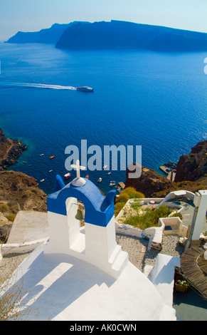 Santorini Griechenland und die schönen weißen Gebäude auf die Berghänge des kleinen isolierten Roamntic Stadt von Oia Stockfoto
