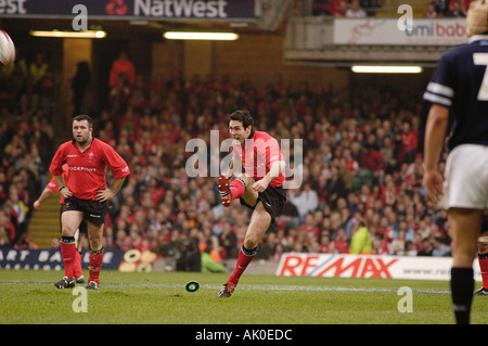 14 2 04 Cardiff Wales V tritt Schottland Rugby International Wales draußen halbe Stephen Jones für Ziel Stockfoto