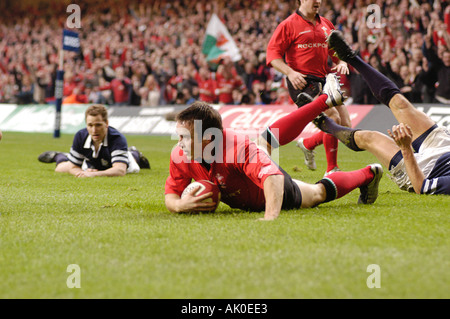 14 2 04 Cardiff Wales V Schottland Rugby International Wales Spieler Rhys Williams erhält einen Versuch Stockfoto