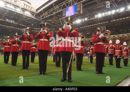 Cardiff 2 04 14 Millenium Stadion The Regimental Band of The Royal Regiment of Wales unterhalten die Krone vor einem Spiel Stockfoto