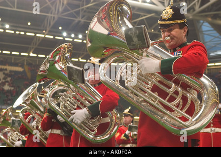 Cardiff 2 04 14 Regiment Millenium Stadion Tubisten in die Regimentsmusik des Königshauses von Wales Stockfoto