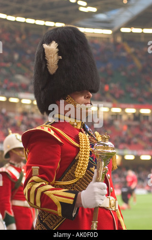 Cardiff 2 04 14 Millenium Stadion Tambourmajor der Regimentsmusik des Royal Regiment of Wales Stockfoto