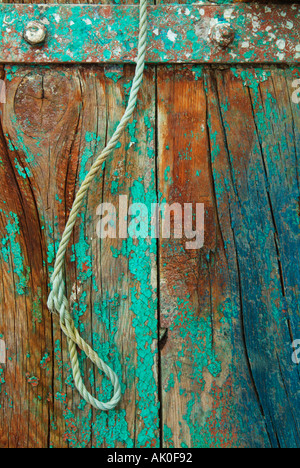 Abblätternde Farbe und Seil Schleife auf altem Holz Stockfoto