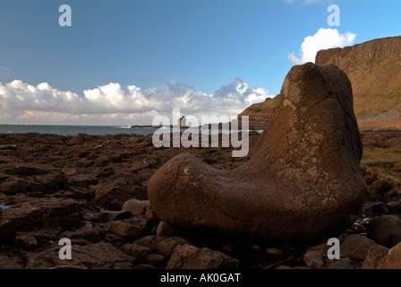 Rock, bekannt als die Riesen-Boot mit blauen Himmel und Wolken an die Giants Causeway Antrim-Nordirland Stockfoto