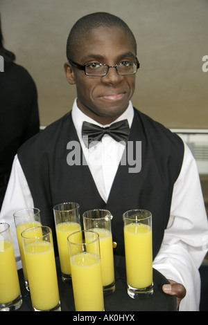 UK England Lancashire, Manchester, Manchester Central, International Convention Center, GMEX, Black man men Male, Kellnerbediener Bedienung Mitarbeiter Arbeit Stockfoto