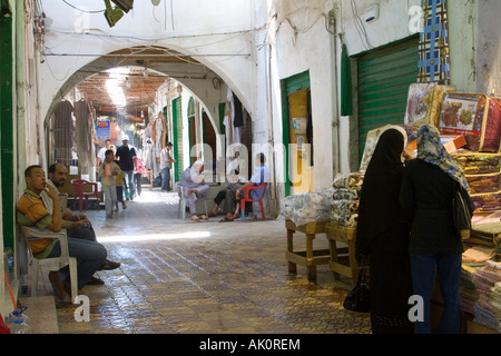 Tripoli, Libyen. Straße Szene, Markthalle, Frauen in Abayas rechts von Tripolis Medina Stockfoto