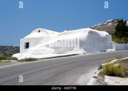 Kleine Kirche gebaut in Fels in Kurve auf einem Hügel Santorin, Griechenland Stockfoto