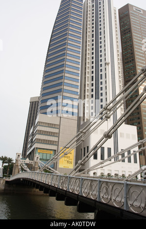 Cavenagh Brücke zu Büro-Hochhäuser im Geschäftsviertel der Stadt Singapur eine Fußgängerbrücke führt über den Singapore River Stockfoto