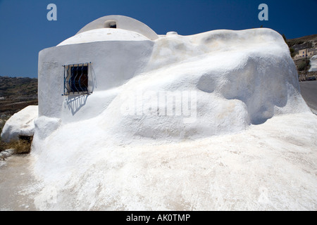 Kleine Kirche gebaut in den Fels, in Kurve auf einem Hügel - Santorini, Griechenland Stockfoto