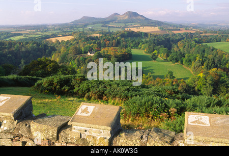 Herbstliche Landschaft Schottland Scott s blickt über den Fluss Tweed zu den herbstlichen Eildon Hills in der schottischen Grenzen UK Stockfoto