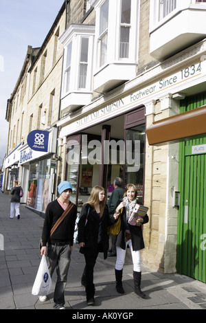 England Vereinigtes Königreich Großbritannien, Großbritannien Britisches Englisch, Northumberland, Alnwick, Narrowgate, Shopping Shopper Shopper Shop Shops Market Markets Marktpl Stockfoto