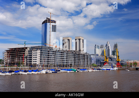 Puerto Madero Yachtclub Blick auf sonnigen Tag mit weißen Wolken und Wasserreflexionen. Stockfoto