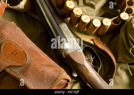 Schrotflinte, Patronengürtel und Tasche Stockfoto