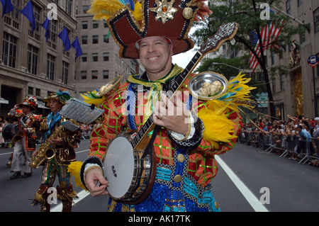 Eine Mummer String Band ist eingeladen, an der Fifth Avenue in der 70. jährliche Pulaski Day Parade marschieren Stockfoto