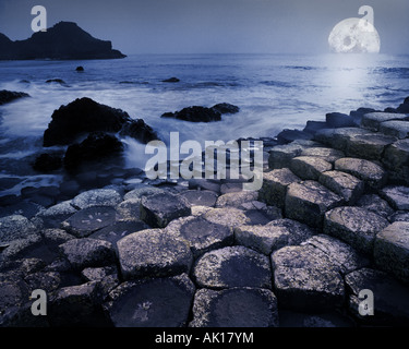 GB - Nordirland: Mond am Giant's Causeway Stockfoto