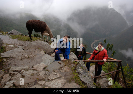 Amerikanische Familie im Regen auf Inka-Trail mehrere Kilometer von Machu Picchu Stockfoto