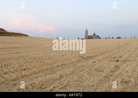 Landschaft bei Sonnenuntergang mit Kathedrale von Segovia in der Ferne, Castilla y Leon, Spanien Stockfoto