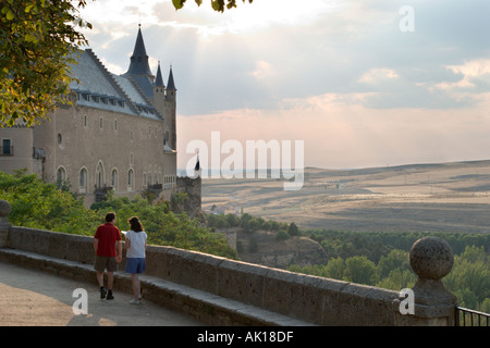 Paar zu Fuß in Richtung der Alcazar in den frühen Abendstunden, Segovia, Castilla y Leon, Spanien Stockfoto