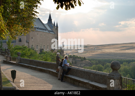 Menschen mit Blick über die Landschaft von der Alcazar in den frühen Abendstunden, Segovia, Castilla y Leon, Spanien Stockfoto