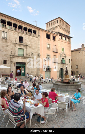 Menschen sitzen vor einem Restaurant in der Altstadt am frühen Abend, Plaza de San Martín, Segovia, Castilla y Leon, Spanien Stockfoto