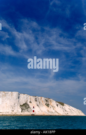 Ein Blick aus dem Meer des Leuchtturms am Beachy Head, unter blauem Himmel fegen. Stockfoto